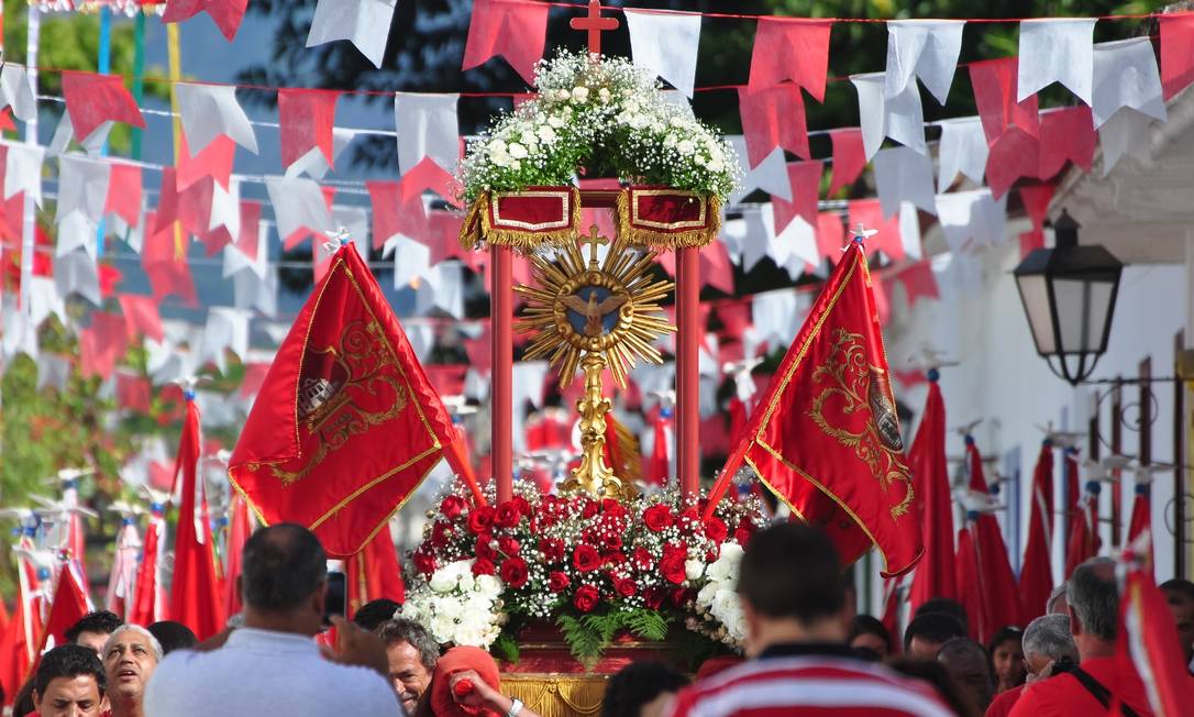 Procession with red flags of the Festa do Divino Espírito Santo in Paraty
